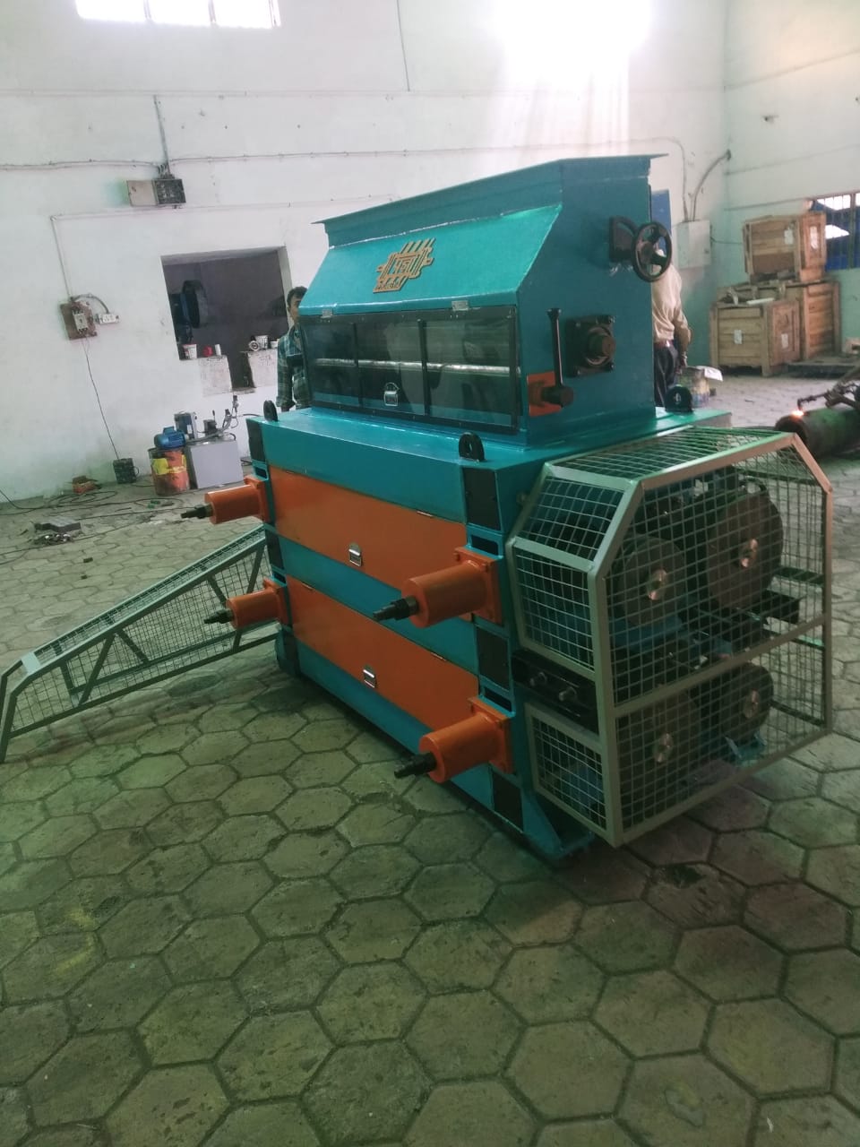 Seed cracker with counter-rotating corrugated rolls — Pragya Precision Equipment
