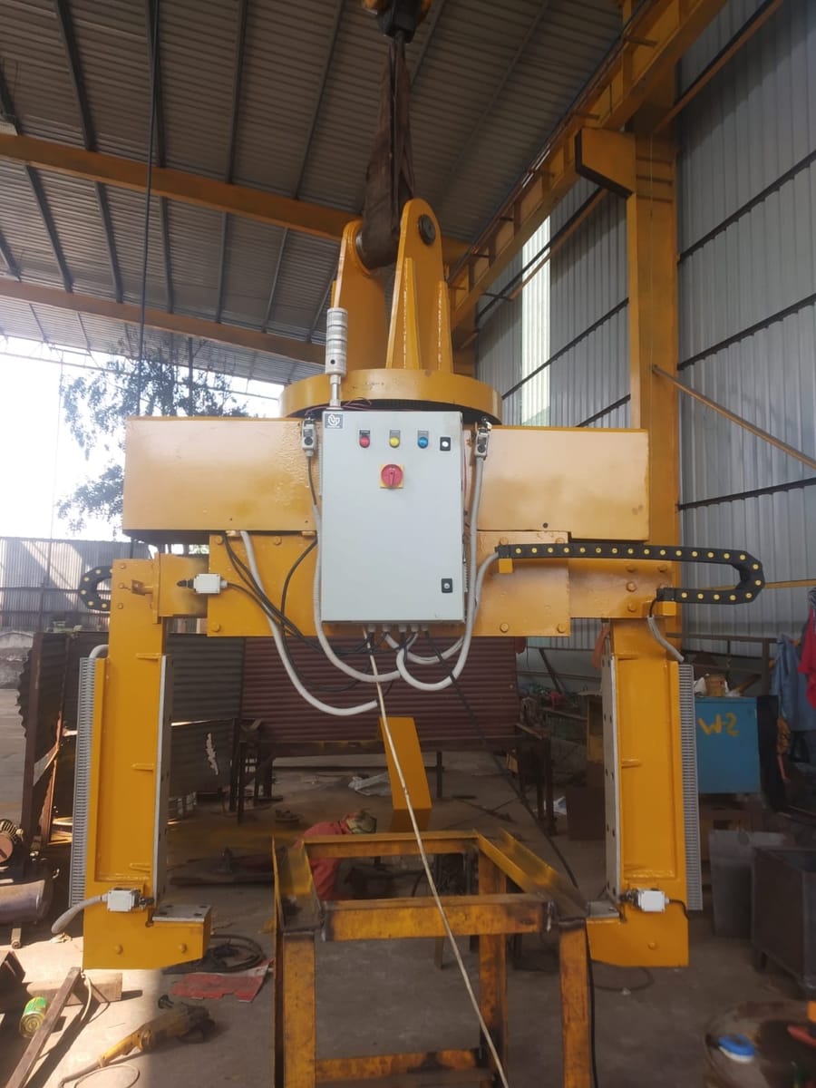 Motorised coil tong β electrically powered jaw actuation for repetitive handling cycles