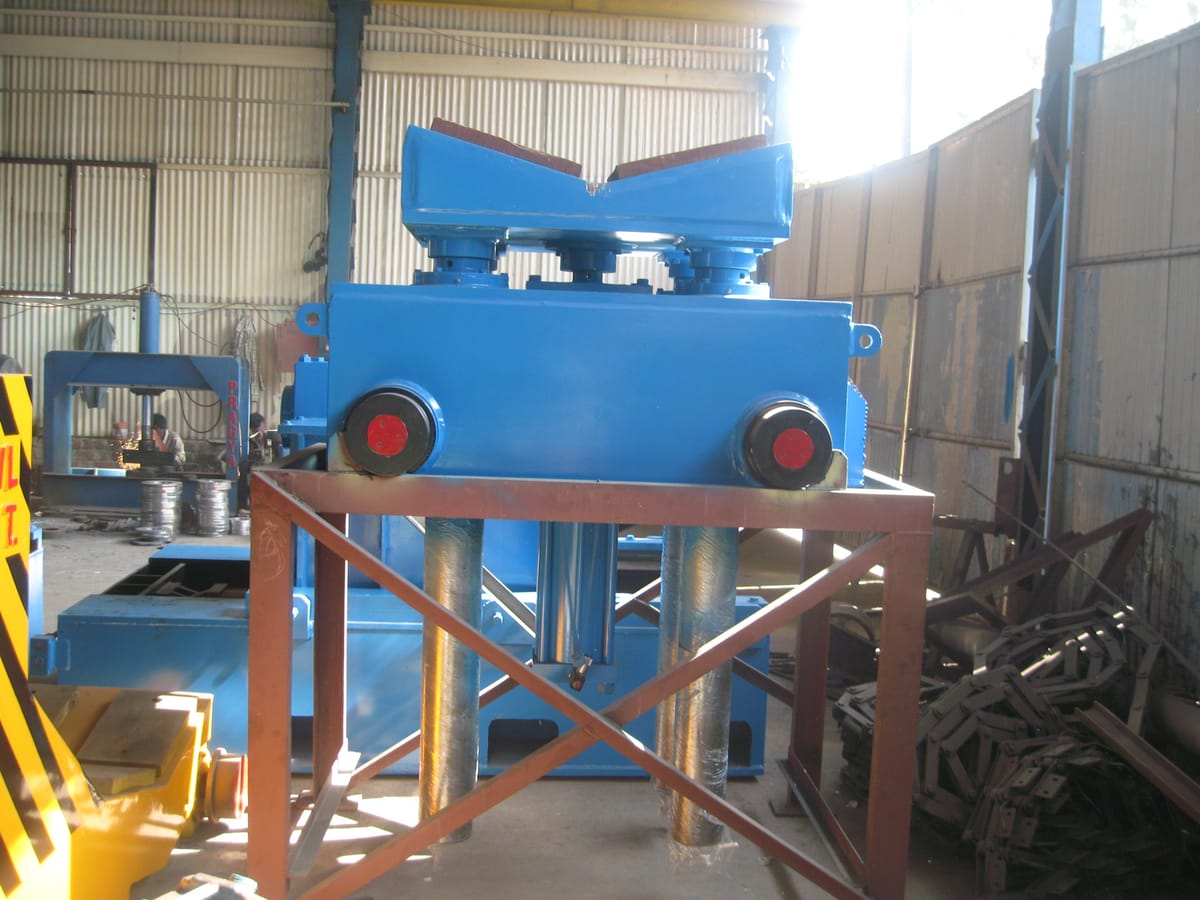 Pillar-type coil car showing the hydraulic lifting mechanism and pillar structure