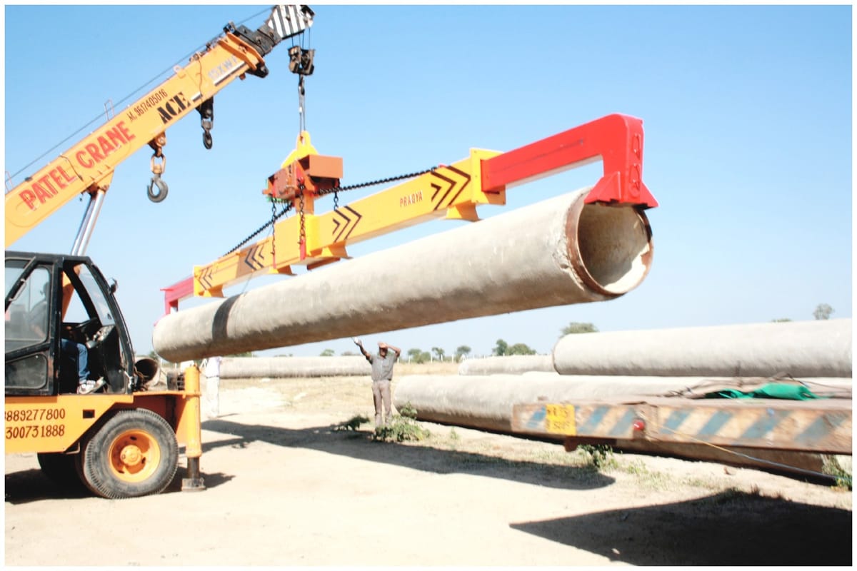 Pipe lifting tackle sling arrangement for safe pipe handling — Pragya Precision Equipment